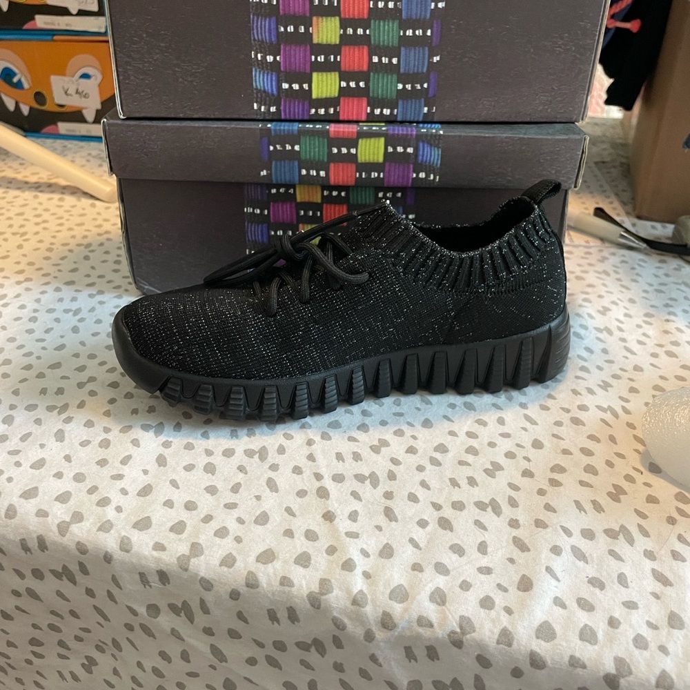 Bernie Mev Plush K Black Knit Sneakers black/pewter size 3.5 girls NIB